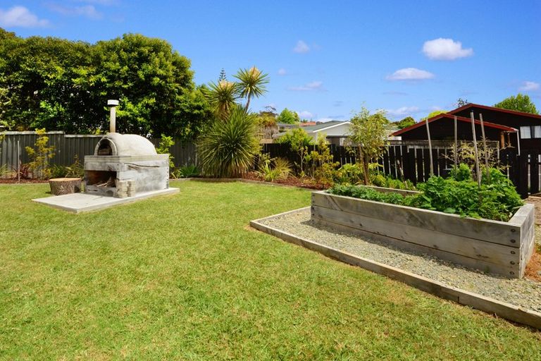 Photo of property in 22 Hatherlow Street, Glenfield, Auckland, 0629