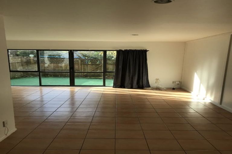 Photo of property in 4/35 Fields Parade, Oteha, Auckland, 0632