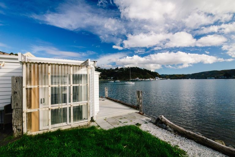 Photo of property in 18 Trevor Terrace, Paremata, Porirua, 5024