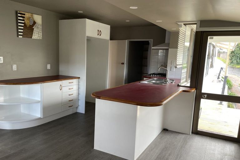 Photo of property in 166 Carlisle Road, Northcross, Auckland, 0632