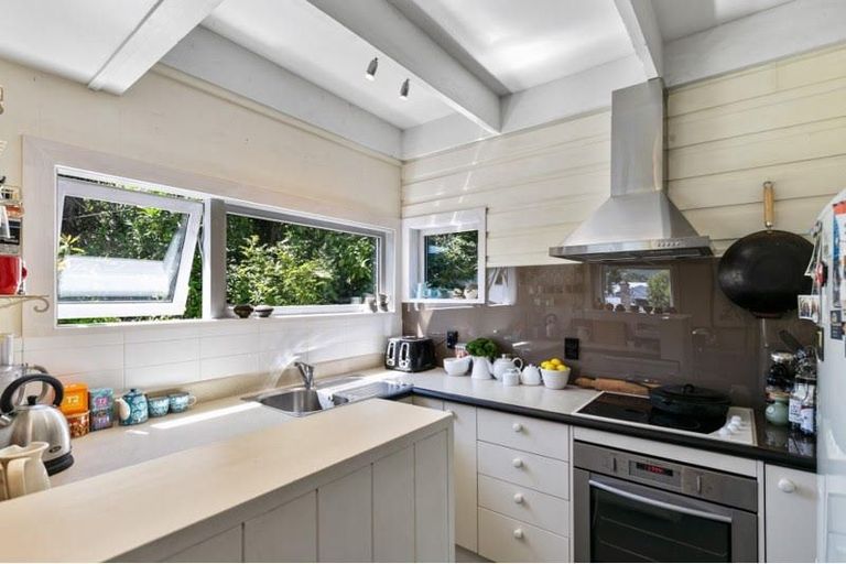 Photo of property in 7 Newcombe Crescent, Karori, Wellington, 6012