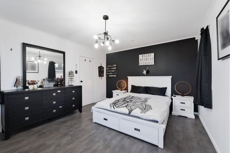 Photo of property in 16 Thornlow Street, Glendene, Auckland, 0602