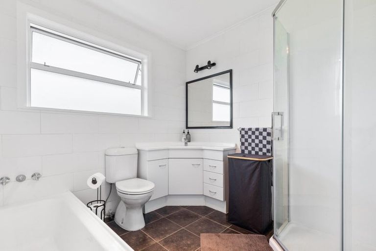 Photo of property in 15 Matipo Road, Te Atatu Peninsula, Auckland, 0610