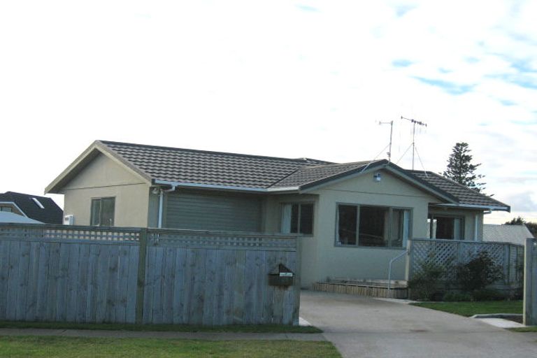 Photo of property in 28 Karaka Street, Otaki Beach, Otaki, 5512
