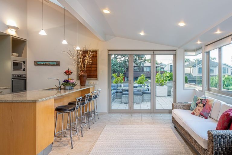 Photo of property in 27 Ocean View Road, Milford, Auckland, 0620