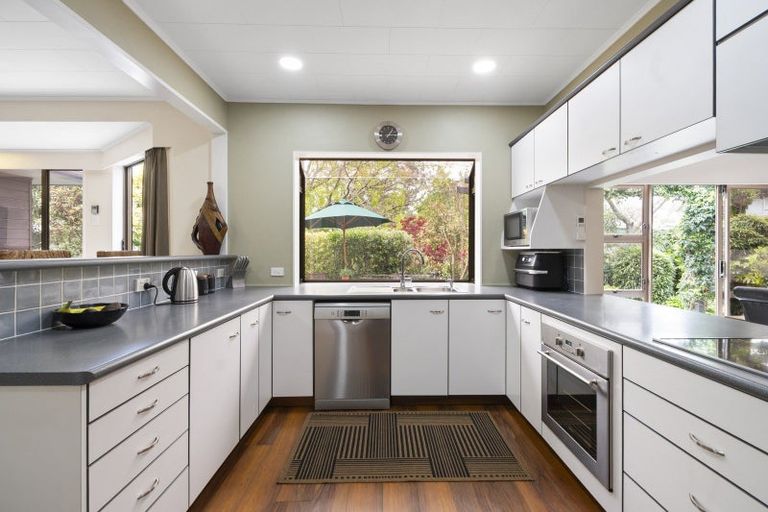 Photo of property in 18 Clifton Terrace, Fitzherbert, Palmerston North, 4410