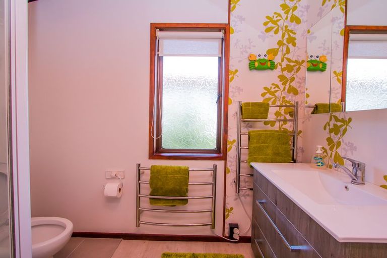 Photo of property in 60 Pacific Parade, Army Bay, Whangaparaoa, 0930