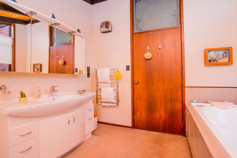 Photo of property in 60 Pacific Parade, Army Bay, Whangaparaoa, 0930