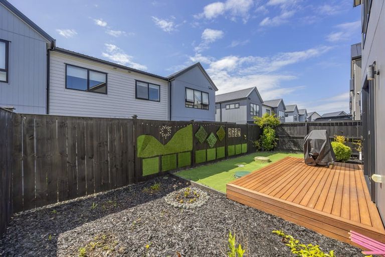Photo of property in 16 Cara Avenue, Kumeu, 0810