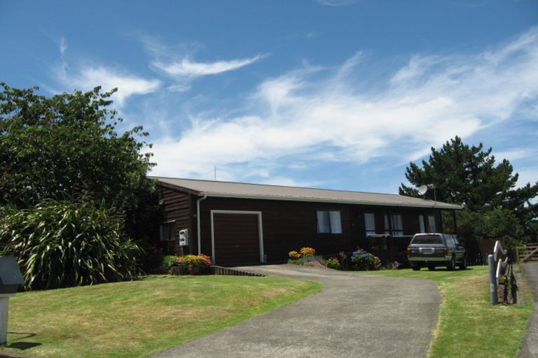 Photo of property in 10 Hosking Place, Clarks Beach, 2122