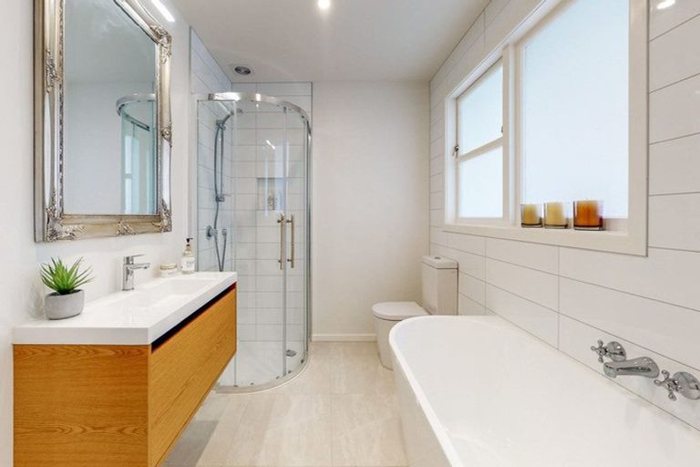 Photo of property in 34 Westview Grove, Miramar, Wellington, 6022