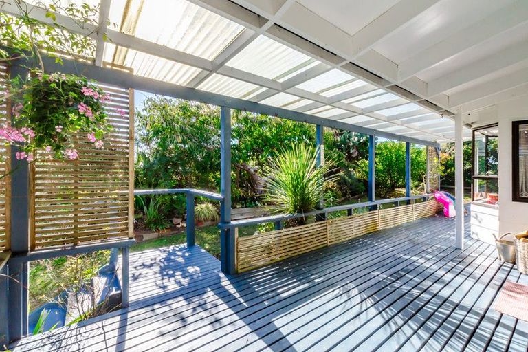 Photo of property in 27 Eruini Street, Waikanae Beach, Waikanae, 5036
