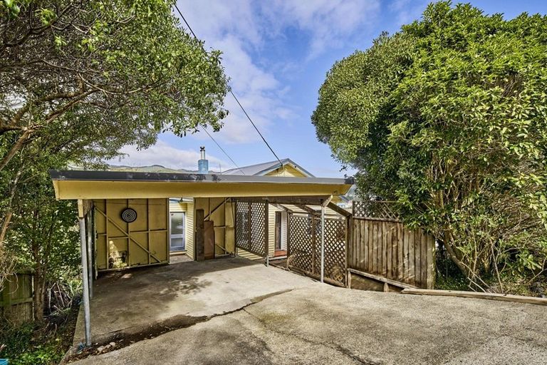 Photo of property in 7 Hampton Hill Road, Tawa, Wellington, 5028