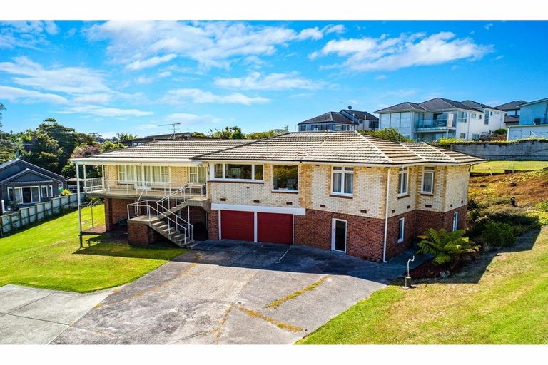 Photo of property in 83 Pupuke Road, Northcote, Auckland, 0627