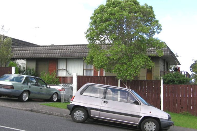 Photo of property in 3/2 Kemp Road, Massey, Auckland, 0614