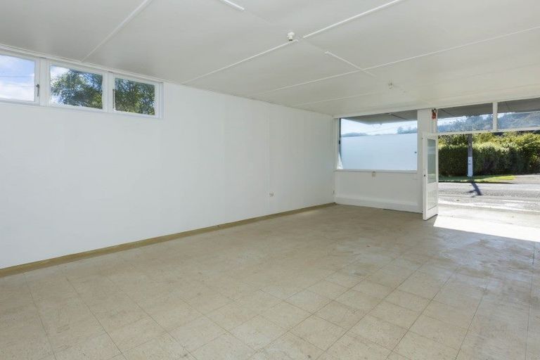 Photo of property in 68 Pinehaven Road, Pinehaven, Upper Hutt, 5019