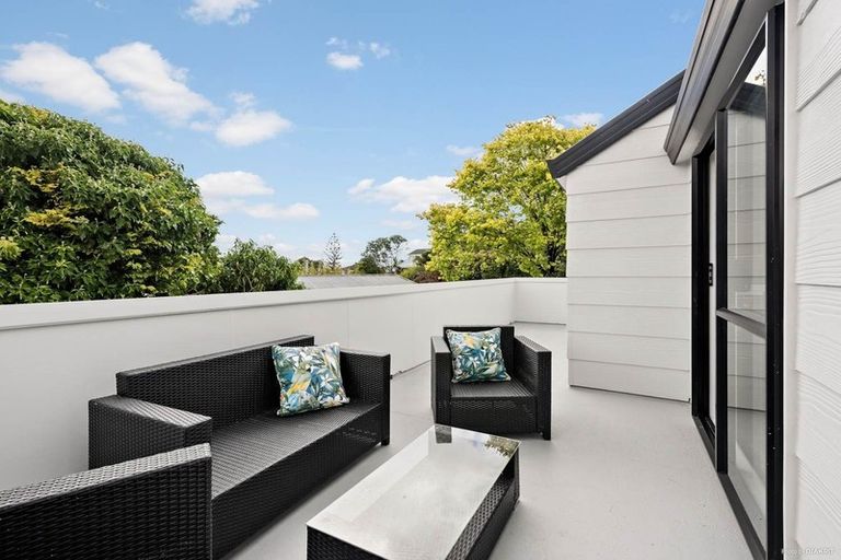 Photo of property in 2/523 Glenfield Road, Glenfield, Auckland, 0629