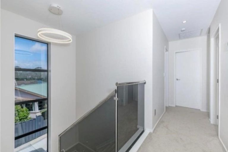 Photo of property in 3a Crystal Avenue, Glendene, Auckland, 0602