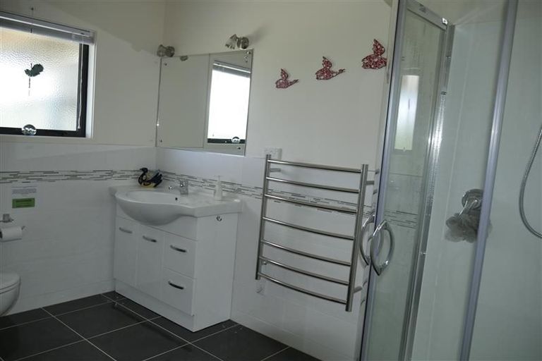 Photo of property in 67 Pyle Road West, One Tree Point, 0118