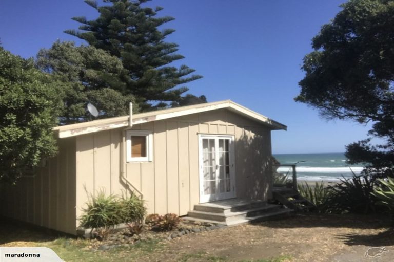 Photo of property in 30 Garden Road, Piha, New Lynn, 0772