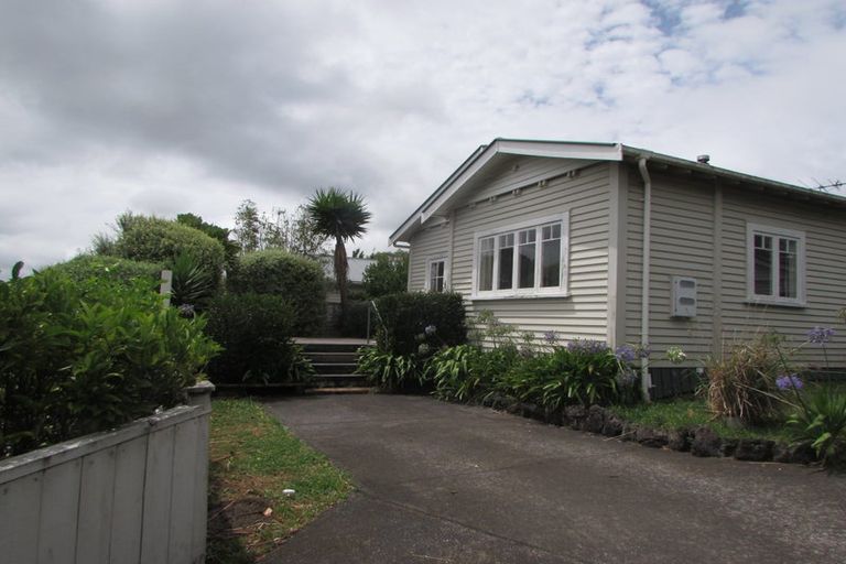 Photo of property in 35 Clayburn Road, Glen Eden, Auckland, 0602