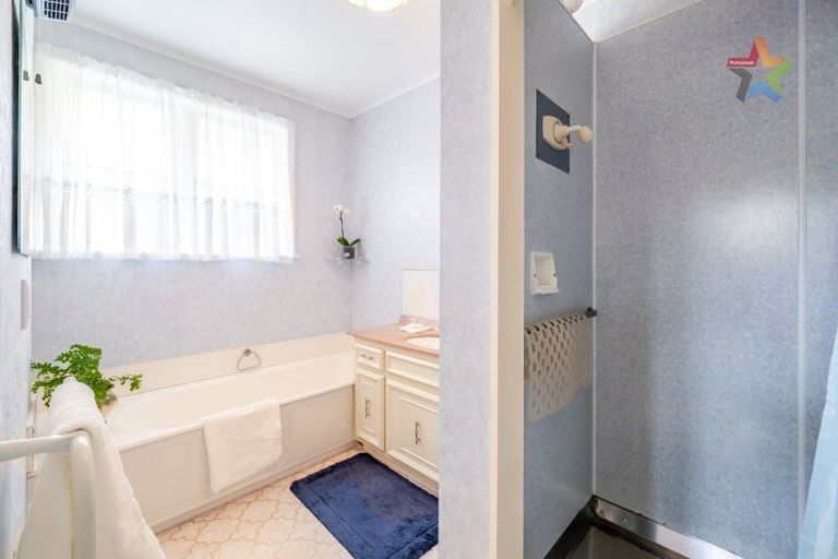 Photo of property in 60 Pokohiwi Road, Normandale, Lower Hutt, 5010