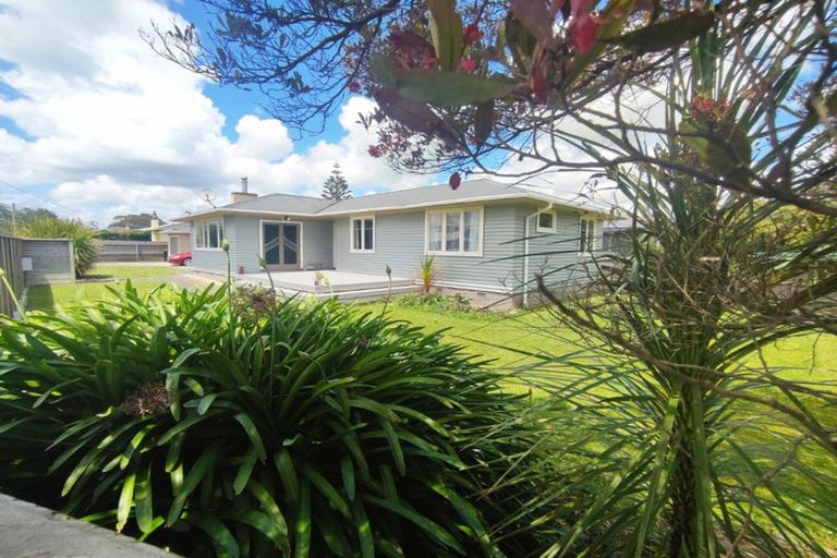 Photo of property in 2 Tararua Terrace, Cloverlea, Palmerston North, 4412