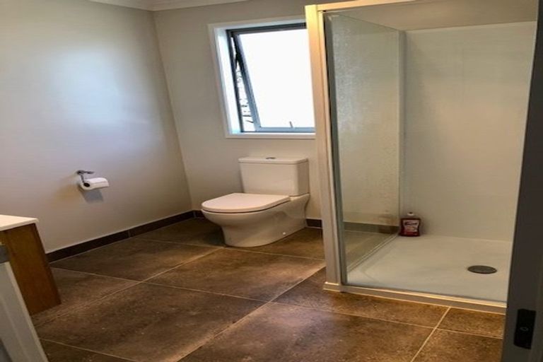 Photo of property in 1a Pavola Grove, Glenfield, Auckland, 0629