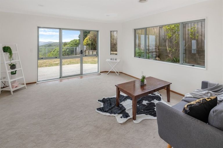 Photo of property in 22 Bennett Grove, Newlands, Wellington, 6037