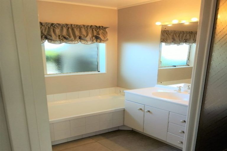 Photo of property in 1/39 Tarnica Road, Northpark, Auckland, 2013