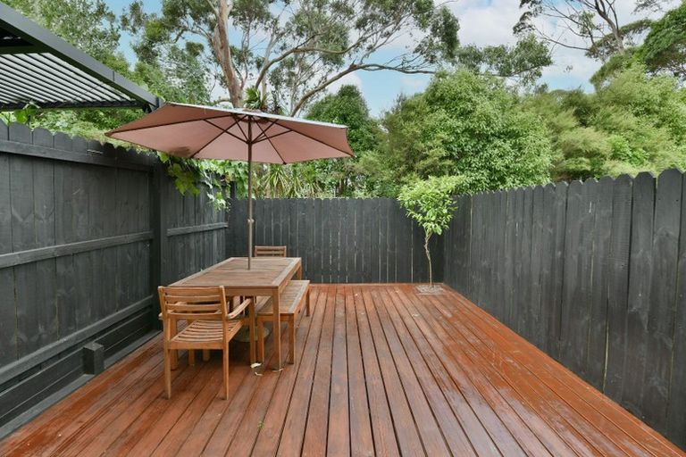Photo of property in 3/22 Northcross Drive, Oteha, Auckland, 0632