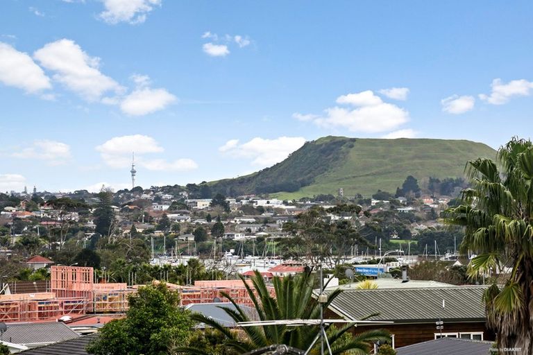 Photo of property in 35 Lewis Road, Pakuranga, Auckland, 2010