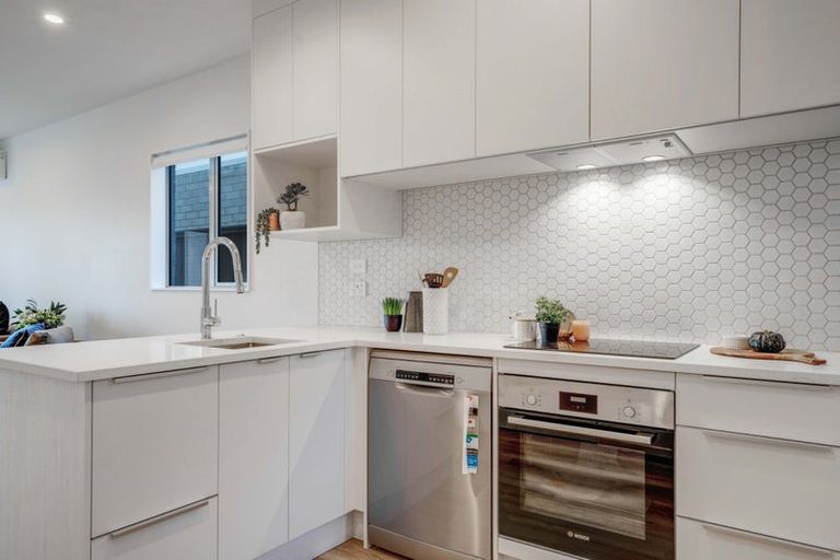 Photo of property in 9/15 Sea Vista Avenue, Beach Haven, Auckland, 0626
