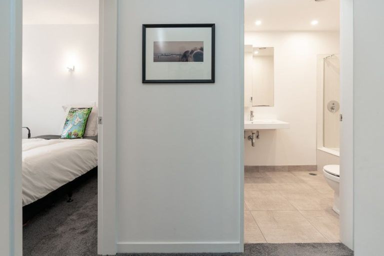 Photo of property in 20 Tiketike Way, Brooklyn, Wellington, 6021