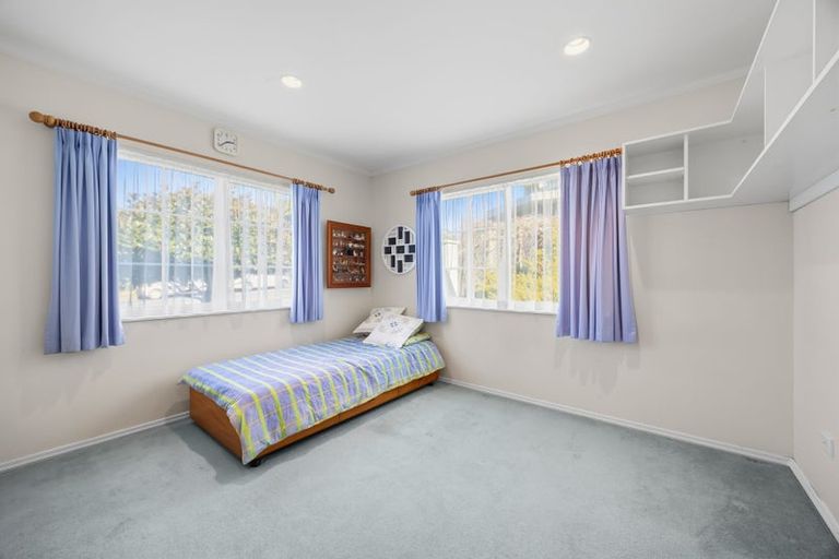 Photo of property in 46 Whiting Grove, West Harbour, Auckland, 0618