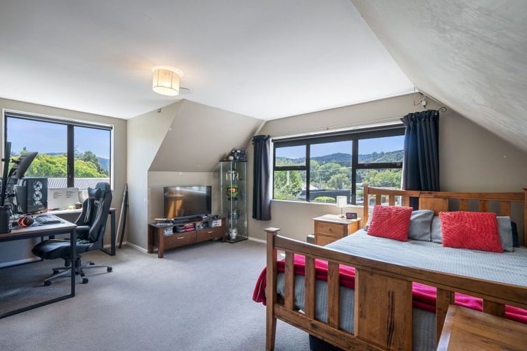 Photo of property in 70 Pinehaven Road, Pinehaven, Upper Hutt, 5019