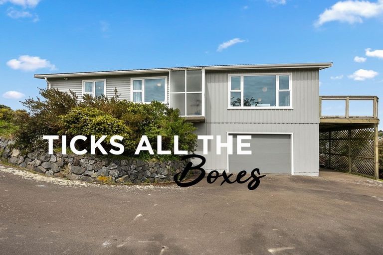 Photo of property in 8 Peach Tree Grove, Maungaraki, Lower Hutt, 5010