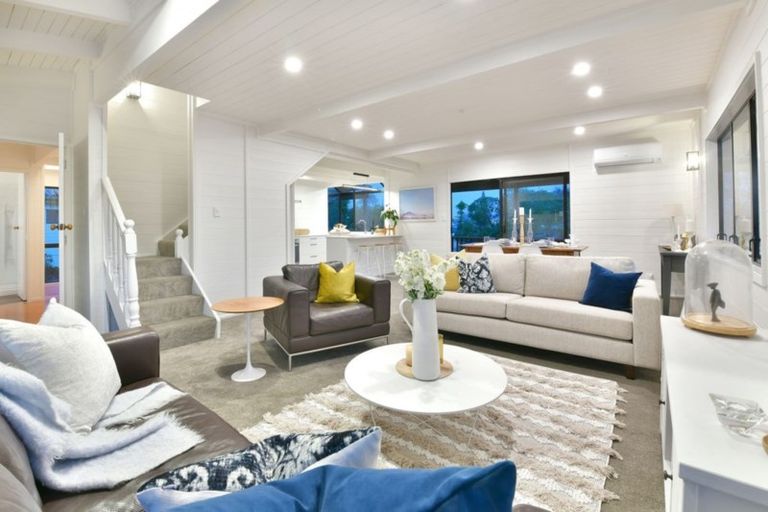 Photo of property in 16 Albatross Road, Red Beach, 0932