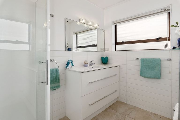 Photo of property in 2/2 Law Street, Torbay, Auckland, 0630