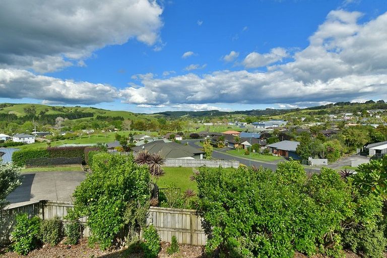 Photo of property in 16 Te Kauri Place, Helensville, 0800