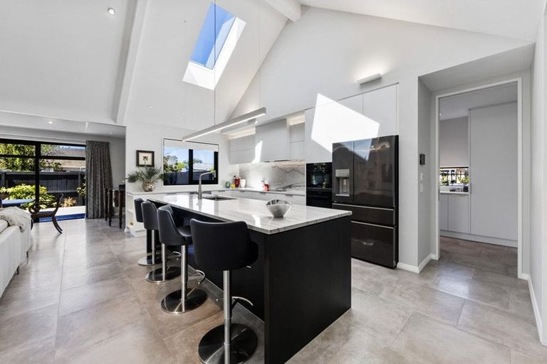 Photo of property in 17 Lees Road, Strowan, Christchurch, 8052