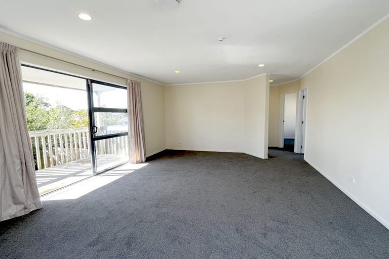 Photo of property in 4 Karo Place, Glendene, Auckland, 0602