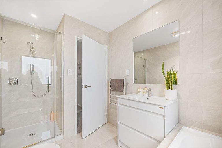 Photo of property in 14b Kelwyn Road, Kelston, Auckland, 0602