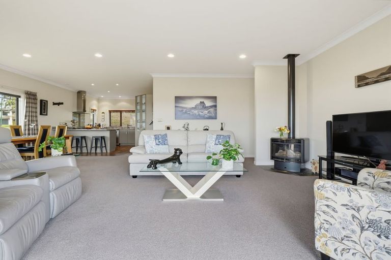 Photo of property in 71 Ruapehu Drive, Fitzherbert, Palmerston North, 4410