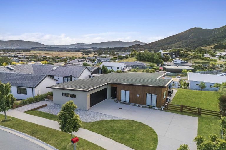 Photo of property in 5 Sarges Way, Lake Hawea, Wanaka, 9382