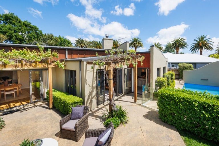 Photo of property in 3 The Oaks, Awapuni, Palmerston North, 4412