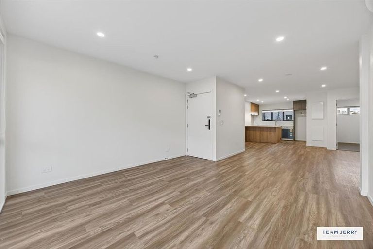 Photo of property in 2/5g Newelm Lane, Flat Bush, Auckland, 2019