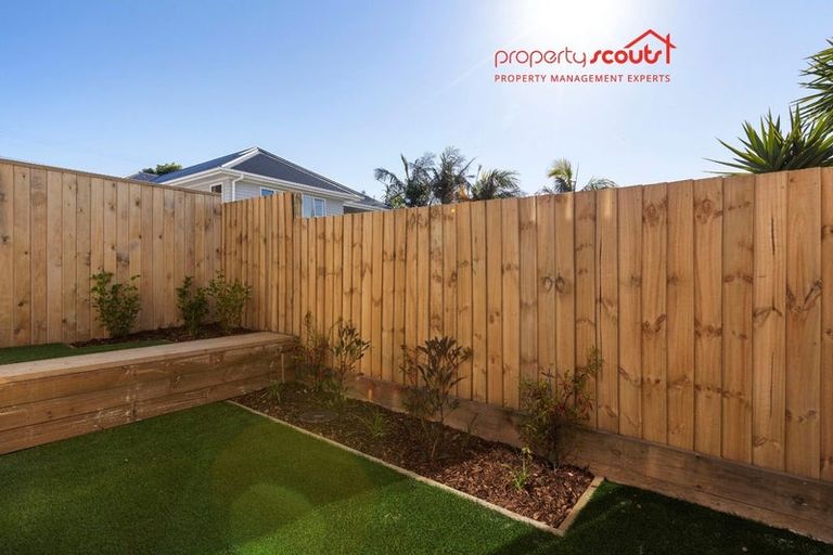 Photo of property in 1/80 Awaroa Road, Sunnyvale, Auckland, 0612