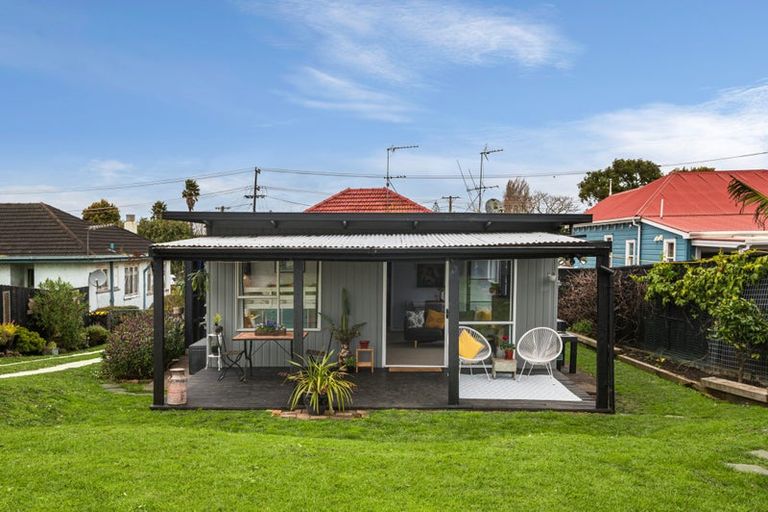 Photo of property in 2/23 Miller Road, Mangere Bridge, Auckland, 2022