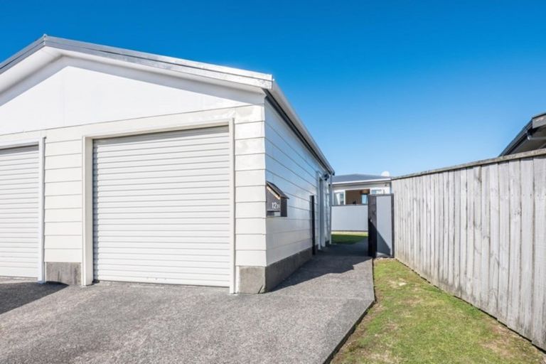 Photo of property in 12b Bayswater Place, Newlands, Wellington, 6037